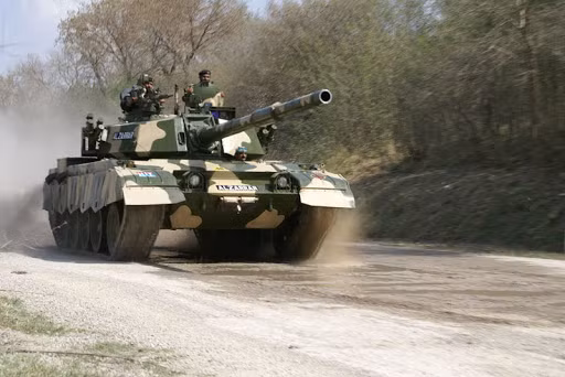 Al-Zarrar có thể sử dụng đạn xuyên giáp thoát vỏ ổn định bằng cánh đuôi (APFSDS), đạn chống tăng (HEAT-FS), HE-FS và có thể phóng tên lửa chống tăng dẫn đường qua nòng.