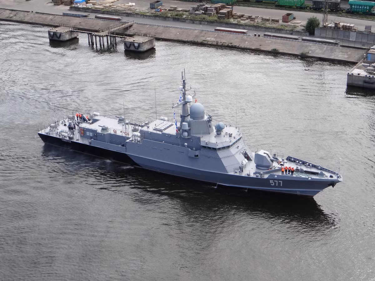 Tổ hợp radar Mineral-ME chính là loại radar trinh sát/chỉ thị mục tiêu chủ lực trên các loại tàu chiến hiện đại của hải quân Nga và Trung Quốc hiện nay. Do đó, việc Mỹ có được các đài radar này dẫn đến sự lo lắng về việc người Mỹ sẽ tìm hiểu tường tận và nắm được cái “thóp” của hải quân Nga - Trung, từ đó khai thác yếu điểm một cách triệt để. Ảnh: Tàu hộ tống hiện đại lớp Karakurt của Hải quân Nga trang bị radar Mineral ME1. Nguồn ảnh: Pinterest.