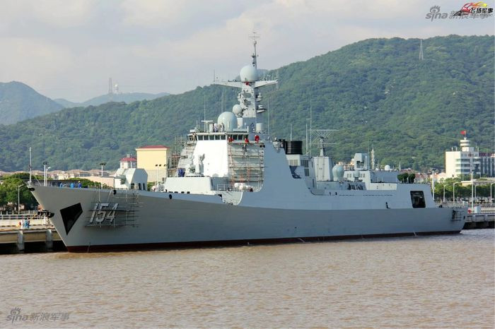 Trong một số trường hợp thời tiết đặc biệt thuận lợi, đặc biệt là vào mùa xuân và mùa hè trên khu vực biển Tây Thái Bình Dương, thường xuyên xảy ra hiện tượng hiệu ứng ống dẫn sóng điện từ của bầu khí quyển. Tại lúc này, các bước sóng điện từ có thể bị khúc xạ liên tục đối với mặt biển và dọc theo độ cong của trái đất. Do đó, radar Mineral-ME có thể phát hiện mục tiêu xa tới 450km, chỉ thị mục tiêu cho hỏa lực xa tới 250km. Nguồn ảnh: Sina.