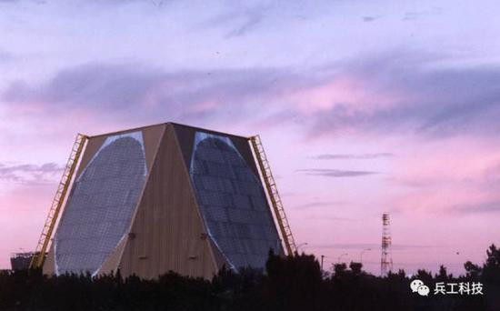 Hiện nay phạm vi phát hiện tối đa của radar Paving Claw đang bố trí trên đảo Đài Loan vượt quá 5.000 km? Nhưng theo các chuyên gia quân sự Trung Quốc, radar băng tần P của họ, có khả năng phát hiện vượt radar Paving Claw và tương đương với radar cảnh báo sớm mảng pha BMEWS của Mỹ. Ảnh: Radar Paving Claw đang bố trí trên đảo Đài Loan.