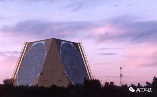 Hiện nay phạm vi phát hiện tối đa của radar Paving Claw đang bố trí trên đảo Đài Loan vượt quá 5.000 km? Nhưng theo các chuyên gia quân sự Trung Quốc, radar băng tần P của họ, có khả năng phát hiện vượt radar Paving Claw và tương đương với radar cảnh báo sớm mảng pha BMEWS của Mỹ. Ảnh: Radar Paving Claw đang bố trí trên đảo Đài Loan.