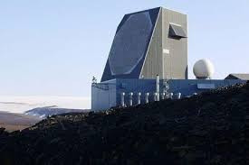 Radar cảnh báo sớm của Trung Quốc sử dụng góc phương vị phát hiện 120° và góc nghiêng bề mặt cũng phải là khoảng 20°. Theo ước tính từ số lượng thành phần của mảng phát hiện, số lượng mô-đun truyền nhận (T/R) là khoảng 10.000, nhiều hơn so với radar Paving Claw do Mỹ sản xuất. Ảnh: Radar Paving Claw.