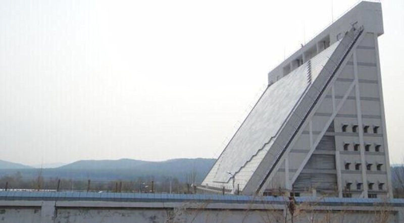 Từ hình dáng bên ngoài, radar mảng pha cảnh báo sớm băng tần P của Trung Quốc có thiết kế ngoại hình tương tự như radar cảnh báo sớm mảng pha băng tần X của Mỹ. Nó là một mảng hình chữ nhật với độ dốc nhất định, và mô-đun truyền nhận (T/R), được bố trí trên một mặt phẳng hình chữ nhật. Ảnh: Radar mảng pha băng tần P của Trung Quốc bố trí tại Huanan, Jiamusi, Hắc Long Giang, Trung Quốc.