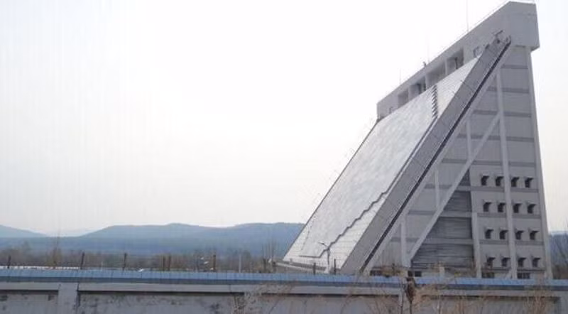 Từ hình dáng bên ngoài, radar mảng pha cảnh báo sớm băng tần P của Trung Quốc có thiết kế ngoại hình tương tự như radar cảnh báo sớm mảng pha băng tần X của Mỹ. Nó là một mảng hình chữ nhật với độ dốc nhất định, và mô-đun truyền nhận (T/R), được bố trí trên một mặt phẳng hình chữ nhật. Ảnh: Radar mảng pha băng tần P của Trung Quốc bố trí tại Huanan, Jiamusi, Hắc Long Giang, Trung Quốc.