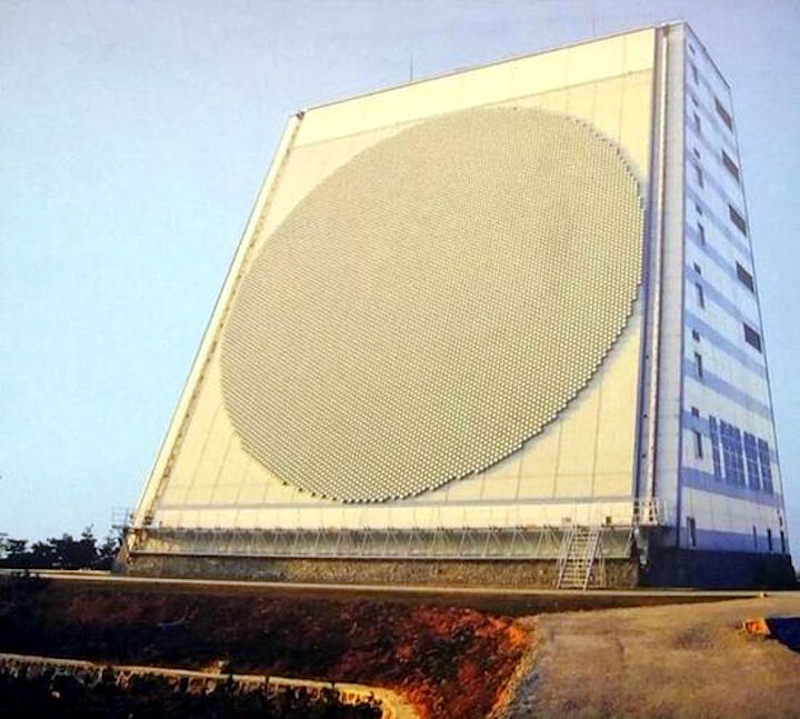 Ngoài ra, băng tần P có những ưu điểm riêng biệt, mà radar mảng pha băng tần X và băng tần S không có được, như băng tần P có bước sóng dài hơn, vì vậy ít bị khí quyển hấp thụ, nên suy giảm nhỏ, cường độ tín hiệu lớn và do đó phạm vi phát hiện xa hơn.