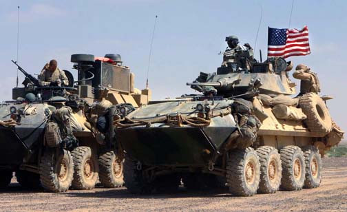 LAV được biên chế cho các tiểu đoàn cơ giới của Thủy quân lục chiến Mỹ, với các biến thể bao gồm chống tăng, chỉ huy, làm khung gầm súng cối 106,7 mm, hậu cần và cứu kéo. LAV-25 có thể di chuyển bằng đường biển hoặc đường không; khi đã đến vị trí, nó nhanh chóng thực hiện các nhiệm vụ trinh sát vũ trang.