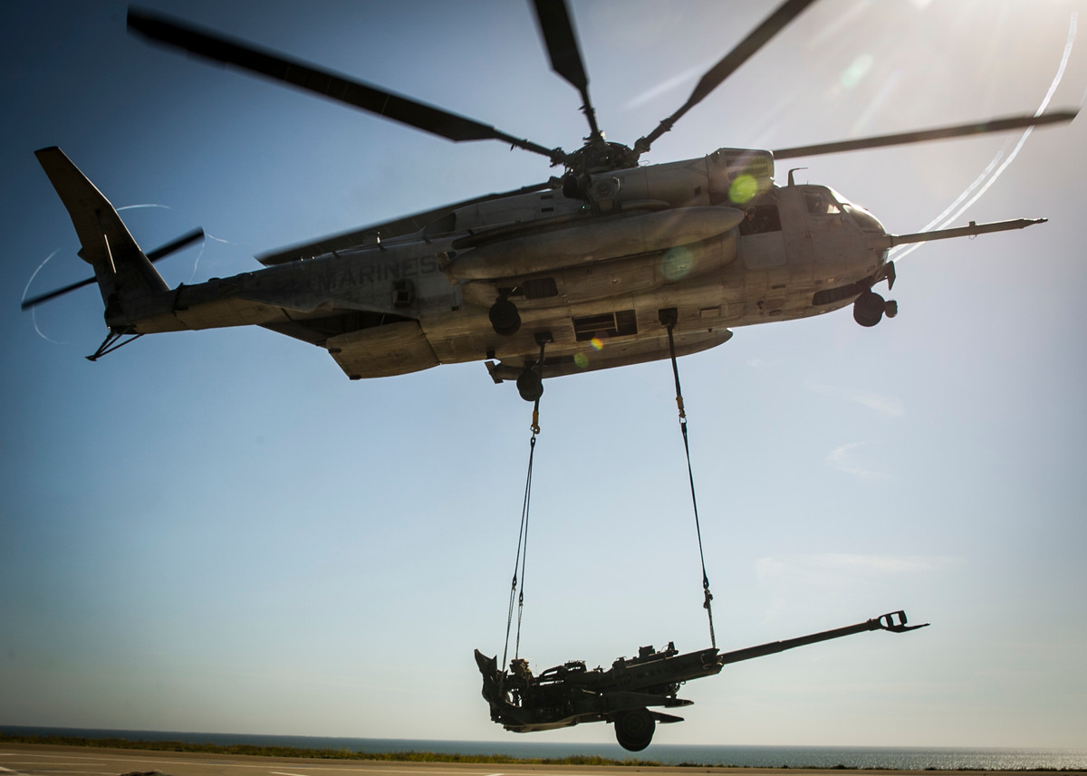 Thủy quân lục chiến Mỹ sử dụng CH-53 để vận chuyển những phương tiện chiến đấu hạng nặng, đặc biệt là pháo và xe bọc thép hạng nhẹ LAV-25 từ các tàu đổ bộ trên biển, đến đầu cầu an toàn; ngoài ra còn được sử dụng để chuyển thương binh từ chiến trường, đến các tàu bệnh viện.