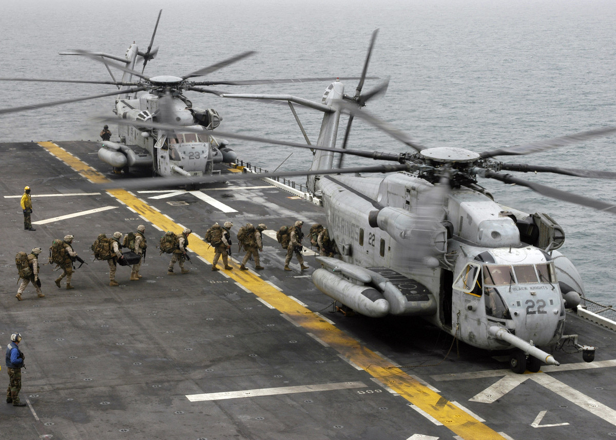 Loại phương tiện đổ bộ thứ ba là trực thăng vận tải hạng nặng CH-53E Super Stallion, đây là phương tiện đổ bộ quan trọng từ các tàu đổ bộ; ngoài vận tải được quân, CH-53E còn có thể vận chuyển xe chiến đấu bọc thép, hoặc các loại pháo xe kéo hạng nhẹ M-777; trọng lượng vận chuyển vượt xa MV-22 Osprey.