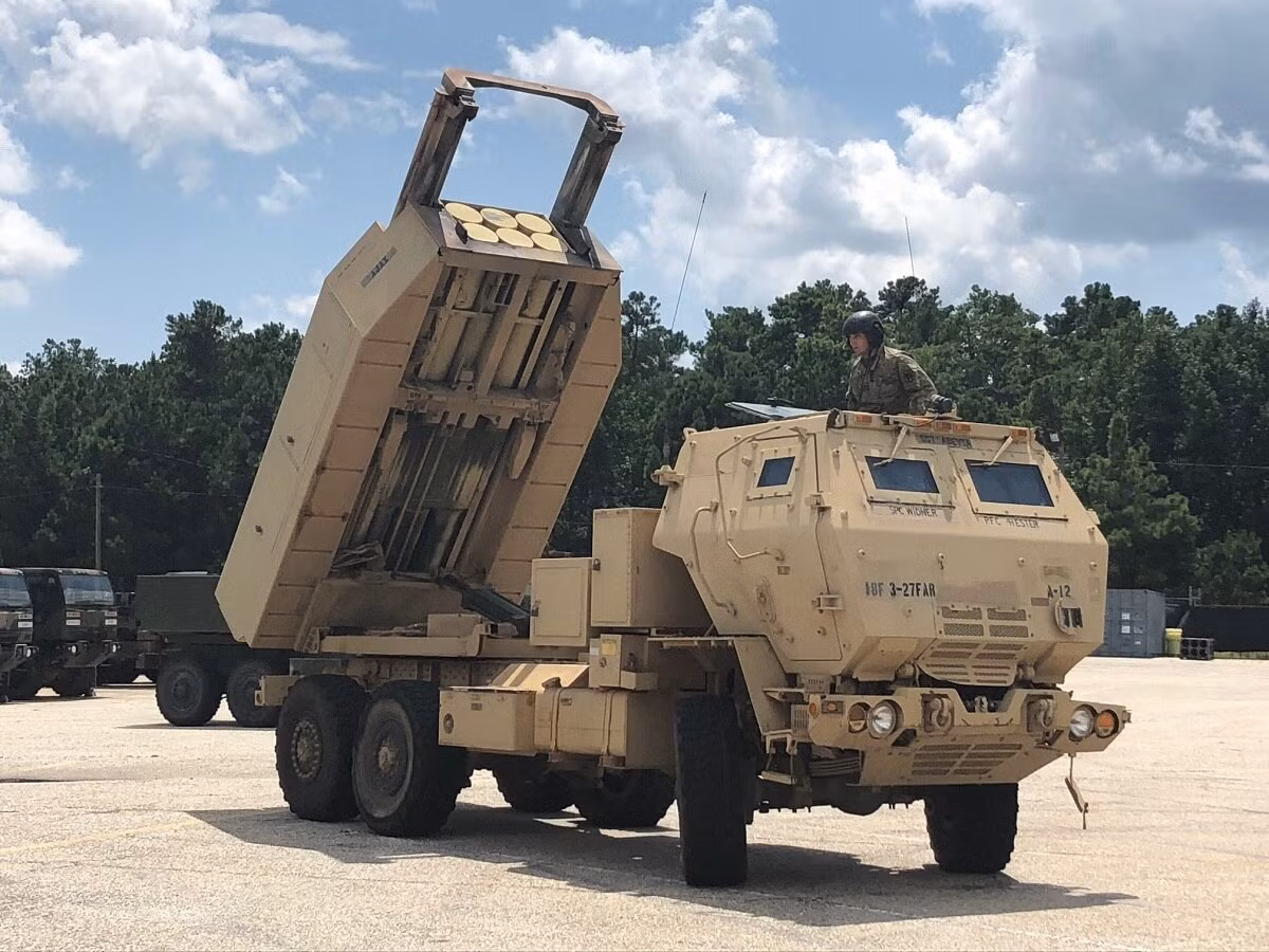 Một hệ thống HIMARS có 6 ống phóng tên lửa chiến thuật có điều khiển tầm ngắn, hoặc tên lửa MGM-140. Hệ thống có thể nhanh chóng được vận chuyển từ tàu đổ bộ vào bờ, bằng tàu đổ bộ đệm khí.