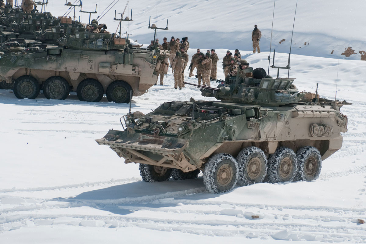 Phương tiện quan trọng thứ tư của Thủy quân lục chiến là xe bọc thép hạng nhẹ LAV-25, đây là loại xe bọc thép bánh hơi 4 trục, dẫn động 8x8 bánh; vũ khí của xe là pháo 25mm M242 Bushmaster. Xe có thể chở tối đa 4 trinh sát viên, để thực hiện các nhiệm vụ trinh sát vũ trang.