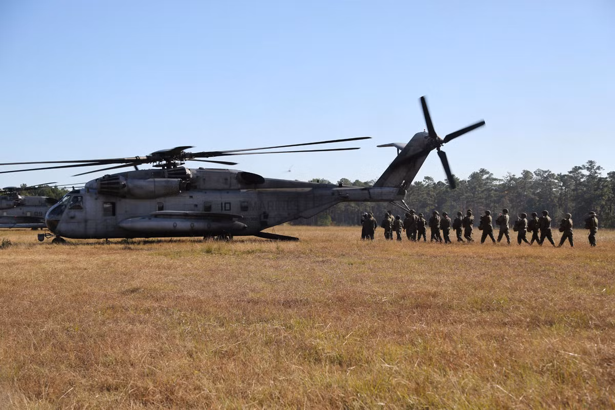 CH-53E là loại trực thăng vận tải lớn nhất hiện đang biên chế trong quân đội Mỹ, có khả năng mang tải đến 16 tấn hàng hóa hoặc 55 lính thủy đánh bộ; hoặc kế hợp cả chở người và trang bị.