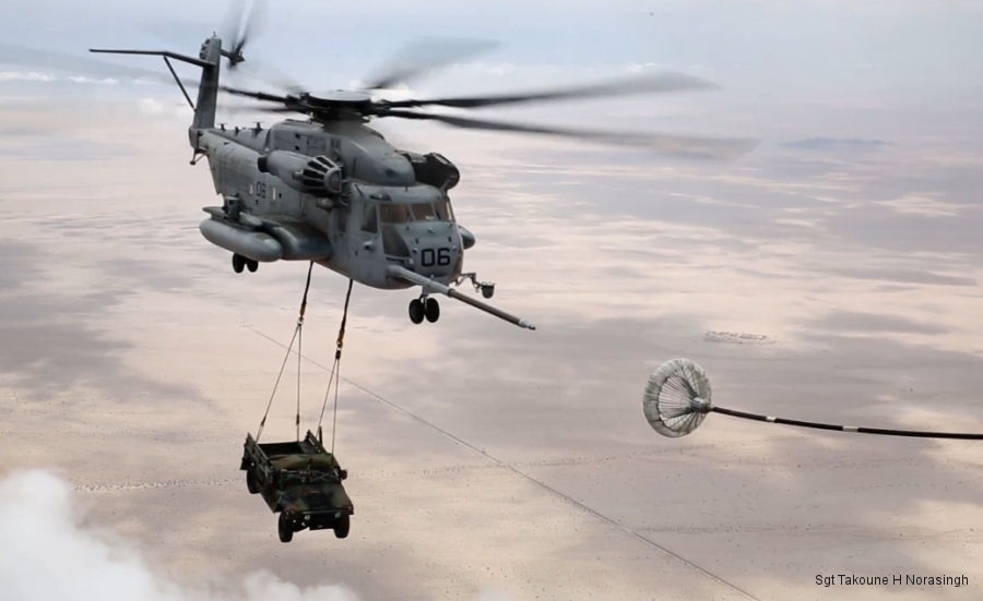 Tầm hoạt động của CH-53E là 800 km, nhưng khi mang đủ tải, tầm hoạt động giảm rất nhiều; tuy nhiên, CH-53E có khả năng tiếp dầu trên không, nên phạm vi hoạt động không giới hạn.