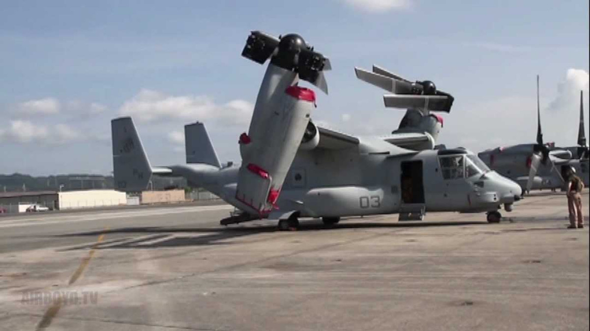Máy bay MV-22 Osprey có thể cất và hạ cánh thẳng đứng giống như trực thăng; nhưng khi đạt được độ cao ổn định, động cơ sẽ xoay 90 độ về phía trước, và máy bay sẽ bay như máy bay cánh quạt cố định. MV-22 có thể chở tối đa 24 lính thủy đánh bộ với đầy đủ trang bị và đạt tốc độ tối đa 445 km/h.