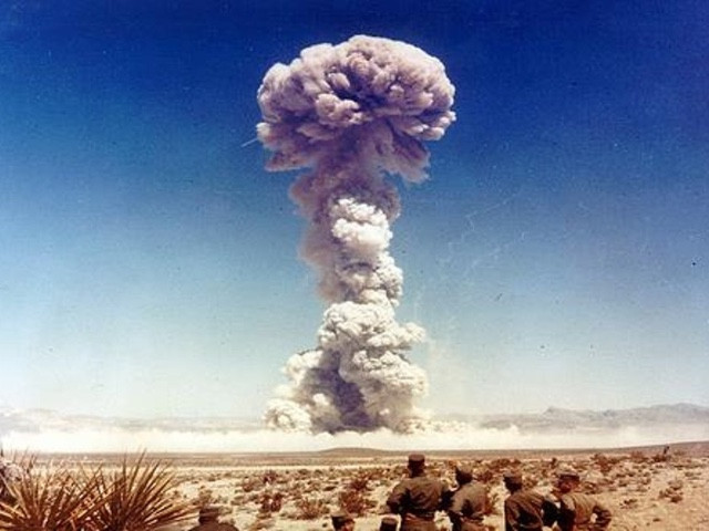 Các lực lượng vũ trang Nam Phi đã quyết định tìm đến vũ khí hạt nhân, để giải quyết các cuộc xung đột. Để làm được điều này, quốc gia này có tất cả bốn thành phần cần thiết: nguyên liệu thô, khả năng làm giàu các vật liệu chiết xuất thành cấp độ vũ khí, nhân viên được đào tạo và huấn luyện và khả năng sản xuất hoặc mua các thành phần cho vũ khí nguyên tử.