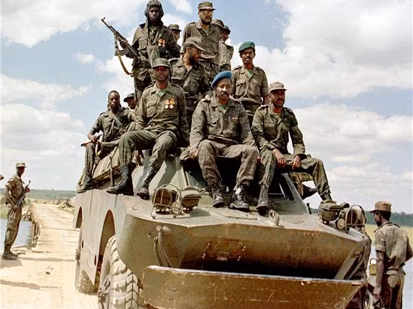 Trong thời gian này Nam Phi tham gia nhiều cuộc xung đột quân sự và chiến tranh biên giới như cuộc chiến tranh giành độc lập Namibia, kéo dài 23 năm. Trong cuộc xung đột, quân đội Nam Phi không chỉ phải đối mặt với quân nổi dậy, mà còn cả các lực lượng được huấn luyện bài bản do Liên Xô hỗ trợ, bao gồm cả các đơn vị của quân đội Cuba.