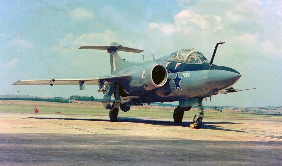 Máy bay tấn công hai chỗ ngồi Blackburn Buccaneer của Anh, được sử dụng làm vũ khí mang đầu đạn hạt nhân. Không quân Nam Phi bắt đầu nhận các máy bay này vào năm 1965, bất chấp việc một năm trước đó Anh đã áp đặt lệnh cấm vận vũ khí đối với nước này. 