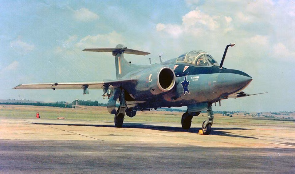Máy bay tấn công hai chỗ ngồi Blackburn Buccaneer của Anh, được sử dụng làm vũ khí mang đầu đạn hạt nhân. Không quân Nam Phi bắt đầu nhận các máy bay này vào năm 1965, bất chấp việc một năm trước đó Anh đã áp đặt lệnh cấm vận vũ khí đối với nước này. 