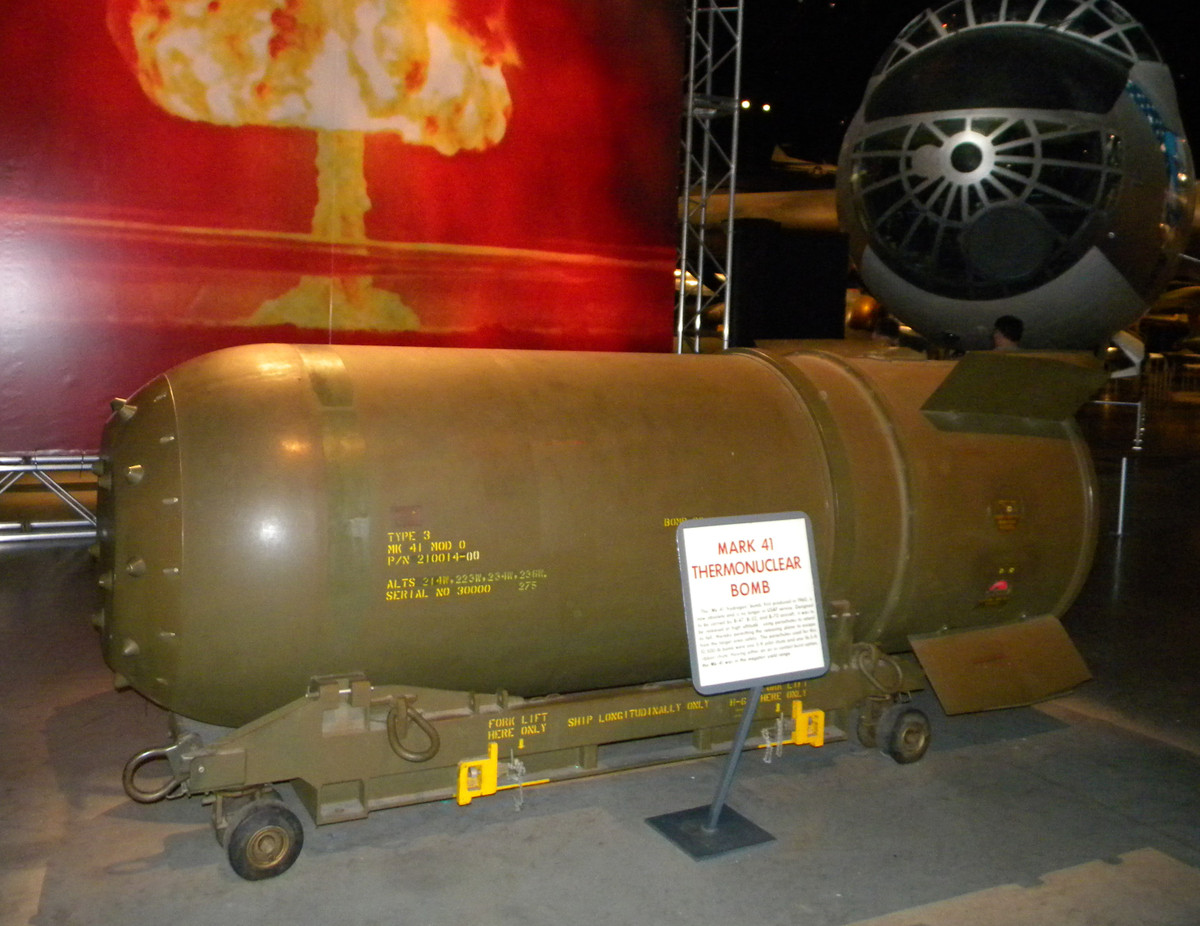 Các loại vũ khí hạt nhân được phát triển ở Nam Phi còn khá thô sơ. Các kỹ sư của Nam Phi đã thực hiện phương pháp kích nổ đơn giản, chỉ áp dụng cho đạn uranium. Một ví dụ điển hình là quả bom được thả xuống Hiroshima vào cuối Chiến tranh Thế giới thứ hai. Sức mạnh của những quả bom như vậy được giới hạn ở hàng chục kilotons TNT.