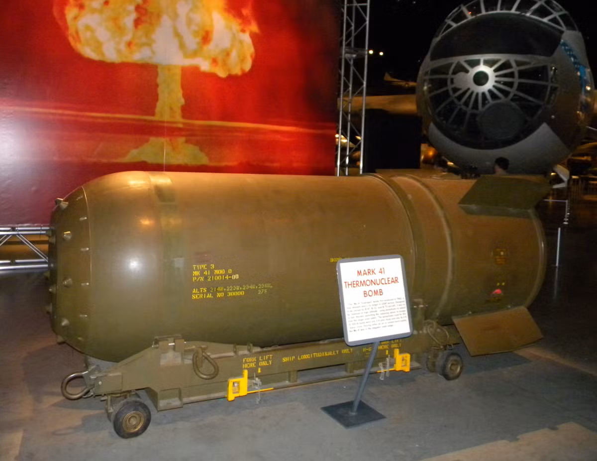 Các loại vũ khí hạt nhân được phát triển ở Nam Phi còn khá thô sơ. Các kỹ sư của Nam Phi đã thực hiện phương pháp kích nổ đơn giản, chỉ áp dụng cho đạn uranium. Một ví dụ điển hình là quả bom được thả xuống Hiroshima vào cuối Chiến tranh Thế giới thứ hai. Sức mạnh của những quả bom như vậy được giới hạn ở hàng chục kilotons TNT.