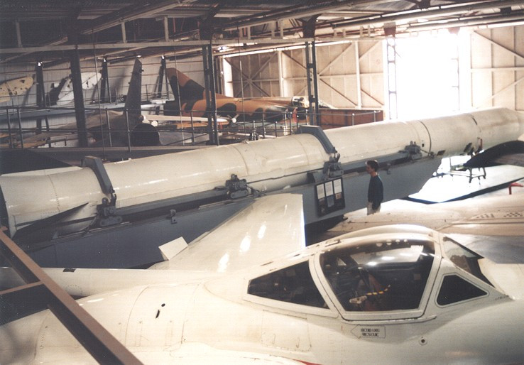 Trên thực tế, khi nghiên cứu các phương tiện vận chuyển vũ khí hạt nhân, Nam Phi chỉ dựa vào phương thức hàng không đơn. Đồng thời, họ cố gắng tạo ra các thiết bị hạt nhân của mình, với mục tiêu sử dụng nhiều phương tiện khác nhau, bao gồm cả tên lửa đạn đạo tầm trung.