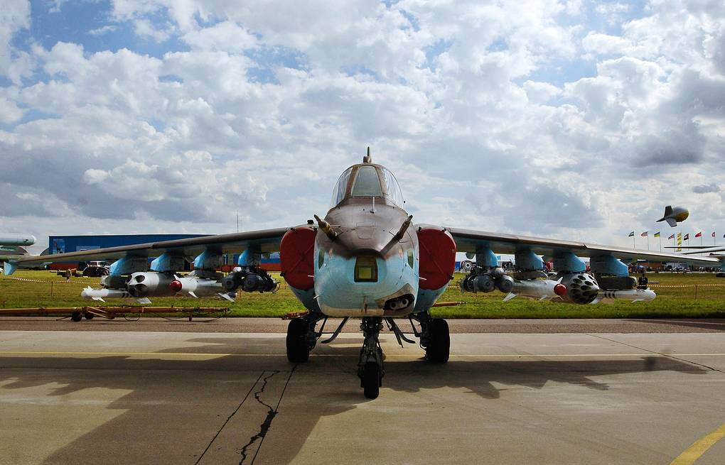 Vào đầu năm 2014, trước khi các lực lượng Nga chiếm bán đảo Crimea và sau đó là viện trợ cho lực lượng ly khai thân Moscow ở miền đông Ukraine, Kiev đã từng sở hữu 400 máy bay quân sự. Nhưng một năm sau, con số đó đã giảm mạnh xuống chỉ còn 222. Ảnh: Cường kích Su-24 của Ukraine.