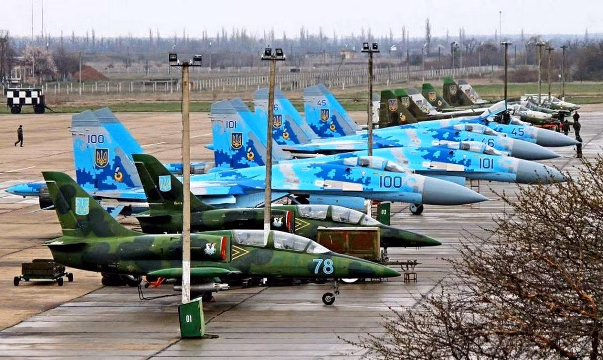 Khi quân đội Nga tràn vào Crimea vào tháng 2/2014, họ đã đánh chiếm một số căn cứ không quân của Ukraine và bắt giữ nhiều máy bay, trong đó có nhiều máy bay trong tình trạng hỏng hóc nặng và không thể cất cánh. Ảnh: Máy bay huấn luyện L-39 và máy bay chiến đấu Su-27 của Ukraine.