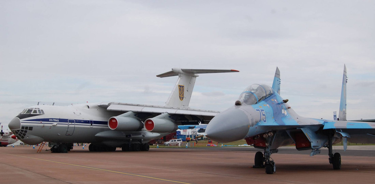 Lực lượng nổi dậy mặc dù không có không quân, nhưng do sở hữu lực lượng phòng không mạnh, nên không quân Ukraine cũng không thể làm chủ bầu trời. Sau gần một năm của cuộc chiến, Không quân Ukraine tổn thất ít nhất 22 máy bay quân sự.