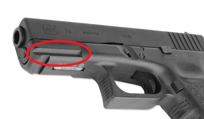 Mặc dù hầu hết các đèn pin đều tương thích với ray Picatinny, sẽ phù hợp với ray của khẩu Glock; nhưng do khe cắm chéo duy nhất dưới thân súng, đã làm hạn chế khi di chuyển đèn về phía trước và phía sau trên đường ray.