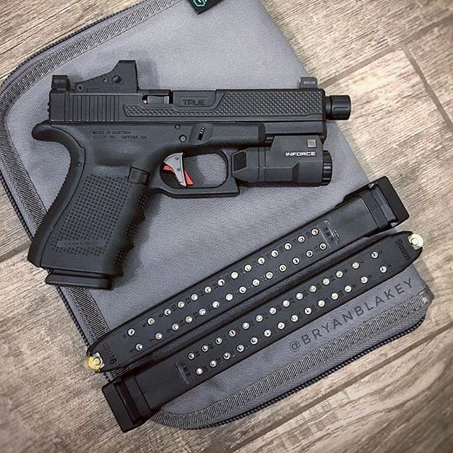 Một khẩu súng ngắn nhỏ, gọn nhưng có hộp tiếp đạn chứa được nhiều đạn, nên đã thu hút được sự chú ý các lực lượng quân sự và cảnh sát mua Glock 19 vào thời điểm đó và nhanh chóng trở thành khẩu súng tiêu chuẩn, trong quân đội và cảnh sát của nhiều quốc gia.