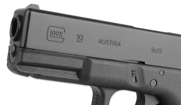 Điều này cũng khiến nhiều đối thủ cạnh tranh của Glock, chỉ xuất xưởng với bộ phận ngắm bằng kim loại, như một lựa chọn duy nhất, để tăng mức chính xác cho khẩu súng.