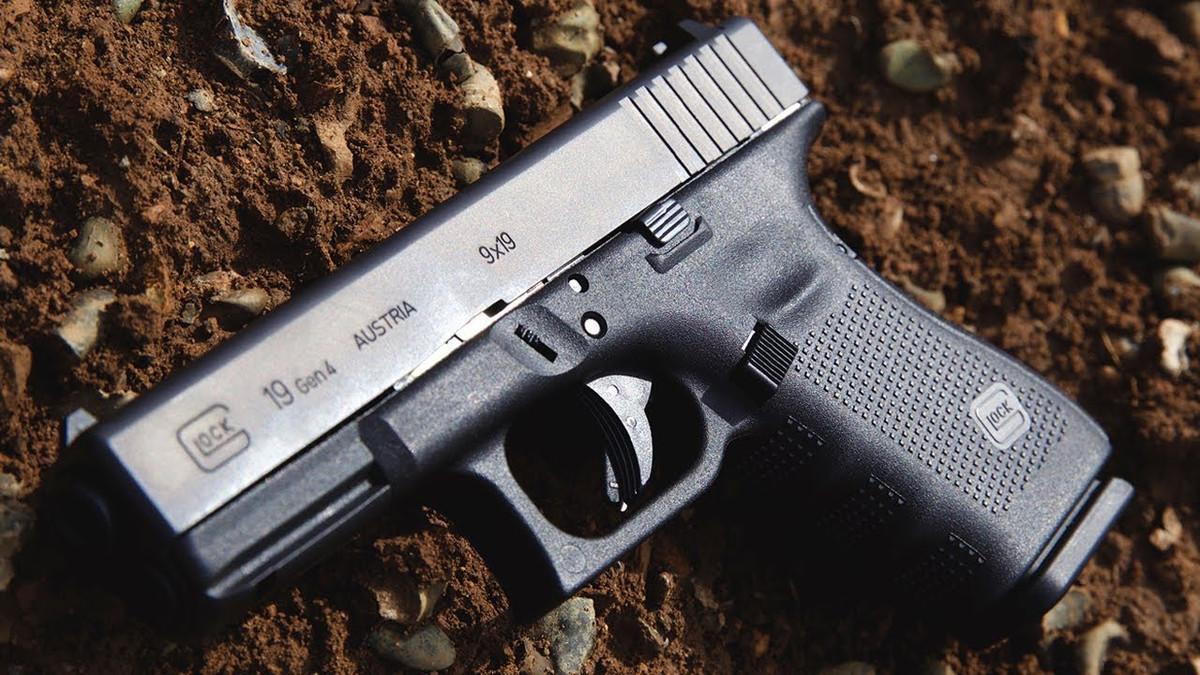 Chính vì lý do như vậy, nên thiết kế của Glock 19 đã ảnh hưởng rất nhiều đến triết lý của các nhà thiết kế tại các công ty cạnh tranh. Và đây là những ảnh hưởng của thiết kế khẩu súng ngắn Glock 19 trên thị trường súng ngắn cầm tay.