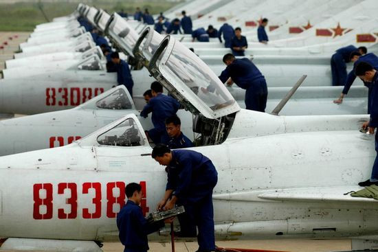 Mặc dù hiệu suất không tốt, nhưng J-7 có thể giúp Trung Quốc giữ chân được nhiều phi công và nhân viên kỹ thuật được đào tạo bài bản, cho đến khi nó được thay thế bằng các loại máy bay chiến đấu mới.