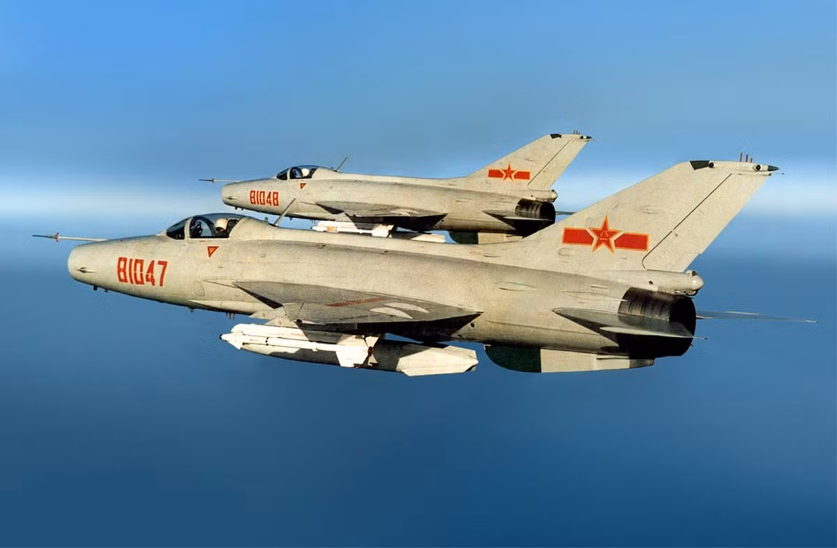 Trung Quốc đã sản xuất hàng nghìn máy bay chiến đấu J-6, và về cơ bản, chúng đã được cho loại biên. Năm 1962, Liên Xô cung cấp cho Trung Quốc hàng chục tiêm kích MiG-21 mới. Các máy bay chiến đấu này sau đó đã được Trung Quốc bắt chước và phát triển thành J-7.