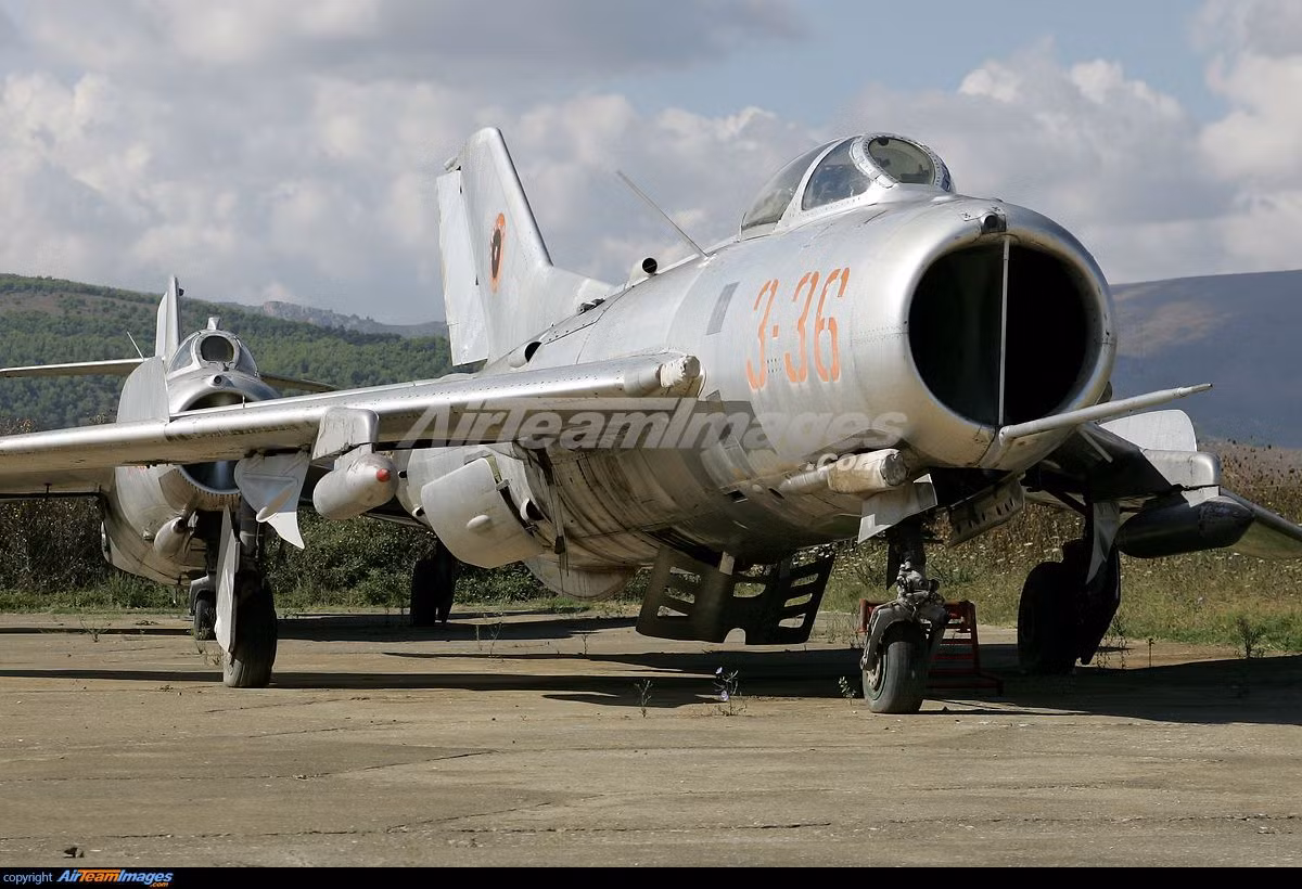 Liên Xô và Trung Quốc là đồng minh trong thập niên 1950, vì vậy Liên Xô đã cung cấp cho Trung Quốc một số lượng lớn công nghệ bao gồm xe tăng và máy bay chiến đấu. Các máy bay chiến đấu J-6 đầu tiên, được sản xuất tại Trung Quốc có nguồn gốc từ MiG-19.