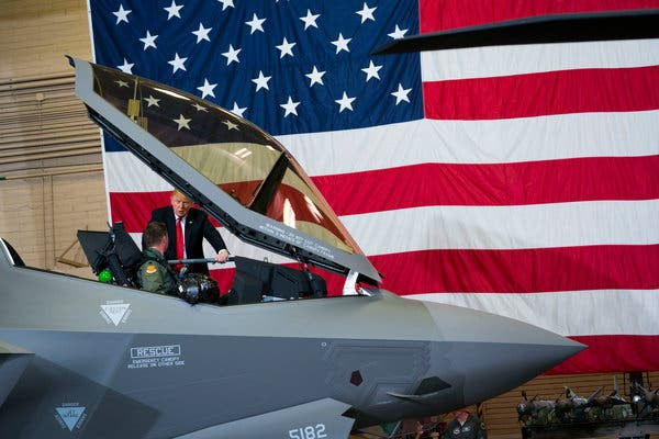 Lợi thế về không quân lớn nhất của Mỹ hiện nay đó là sở hữu các chiến đấu cơ tàng hình như F-22, F-35, hay máy bay ném bom tàng hình B-2; những loại máy bay này, đã biến những hệ thống phòng không được đầu tư khổng lồ dưới thời Liên Xô, thành những loại vũ khí “vừa mù, vừa điếc”.