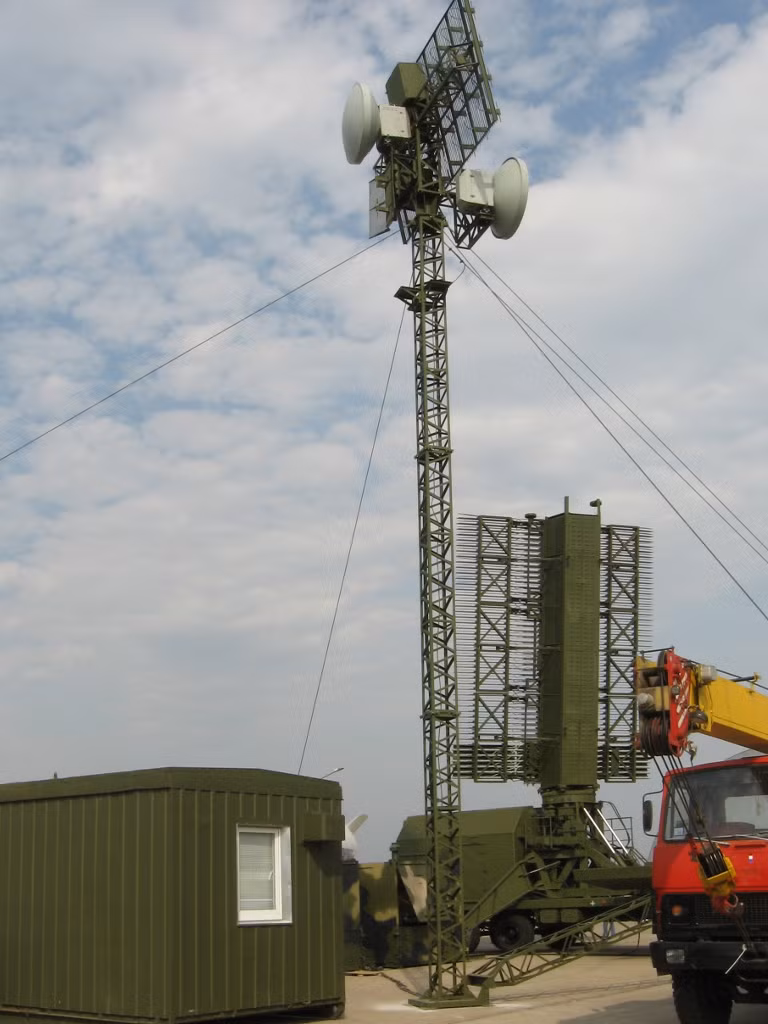 Theo thông tin của nhà sản xuất, hệ thống Struna-1 sẽ tăng gấp 3 lần công suất phát của radar để phát hiện mục tiêu. Mô-đun máy thu/ phát radar, được sử dụng trong hệ thống này, có mức tiêu thụ điện năng và bức xạ thấp, nên không dễ bị tên lửa chống bức xạ của đối phương tấn công.