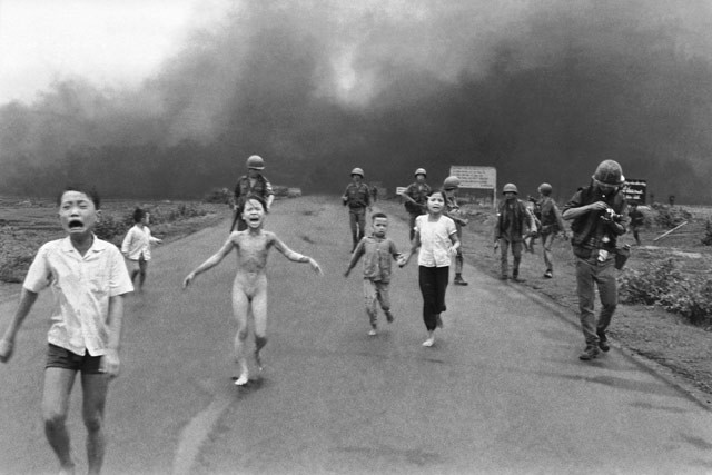 Những hình ảnh về “Em bé Napalm”, bức ảnh đoạt giải Pulitzer năm 1972 về một bé gái chín tuổi khỏa thân, chạy trốn khỏi ngôi làng của mình, sau một vụ tấn công bom napalm; đã khiến dư luận quốc tế phản đối việc sử dụng những vũ khí sử dụng loại nhiên liệu napalm như vậy. Vào năm 1978, Bộ Quốc phòng Mỹ đã ra lệnh ngừng sử dụng súng phun lửa trong chiến đấu. 