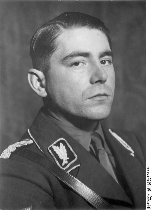 Mãi cho đến Chiến tranh thế giới thứ nhất, súng phun lửa một lần nữa được dùng một cách có kiểm soát. Richard Fiedler là một nhà khoa học người Đức, đã phát minh ra súng phun lửa hiện đại. Đây là loại vũ khí, sử dụng chất lỏng bắt lửa, thường là dầu, có tên là Flammenwerfer.