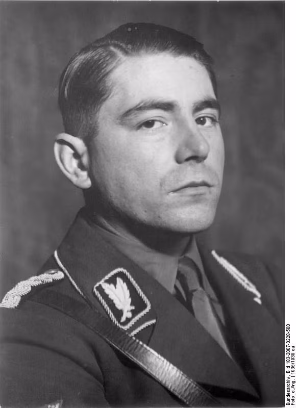 Mãi cho đến Chiến tranh thế giới thứ nhất, súng phun lửa một lần nữa được dùng một cách có kiểm soát. Richard Fiedler là một nhà khoa học người Đức, đã phát minh ra súng phun lửa hiện đại. Đây là loại vũ khí, sử dụng chất lỏng bắt lửa, thường là dầu, có tên là Flammenwerfer.