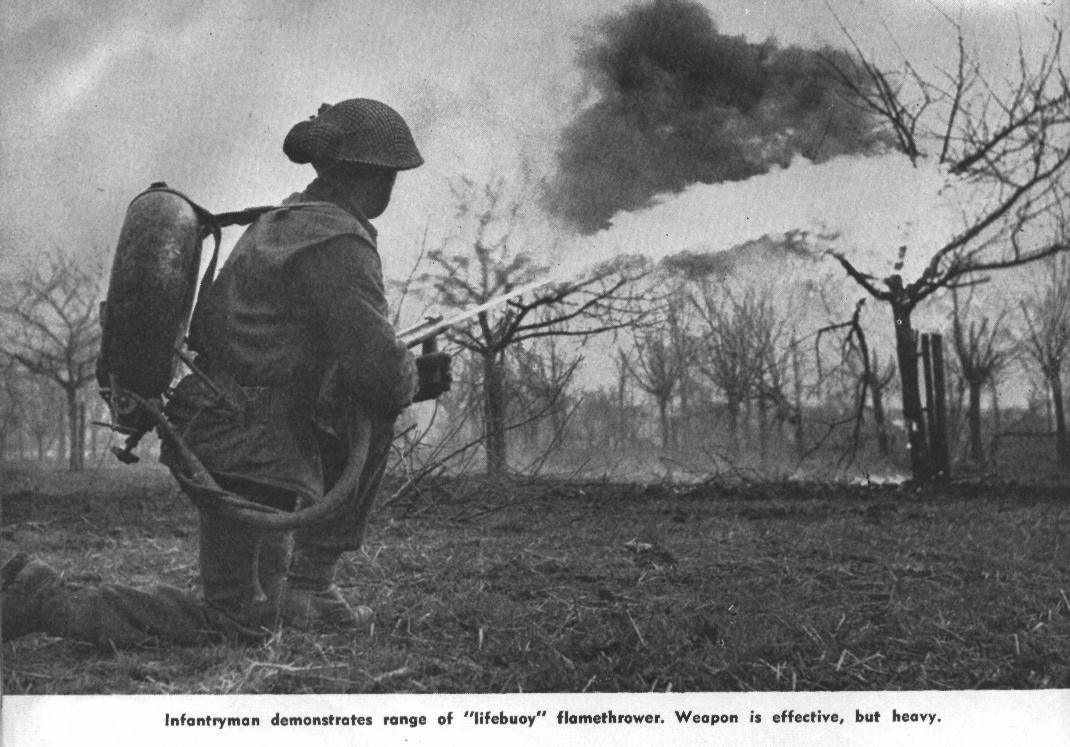 Súng phun lửa Flammenwerfer được Quân đội Đức tiến hành thử nghiệm vào năm 1901. Vũ khí của Fiedler đủ nhỏ, để trang bị cho cá nhân, và có thể bắn ra ngọn lửa dài khoảng 30 mét.