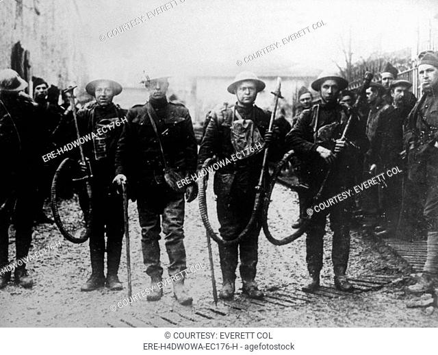 Sau Thế chiến I kết thúc, các quốc gia khác đã xem xét cách sử dụng súng phun lửa, và Quân đội Mỹ và Anh đều phát triển các mẫu súng phun lửa mới, sử dụng bằng nhiên liệu napalm, là một loại xăng đặc, dễ cháy với nhiệt độ cao. Quân đội Mỹ đã sử dụng súng phun lửa để tiêu diệt sinh lực Quân đội phát xít Nhật, phòng ngự trong các hầm ngầm, hang động… 