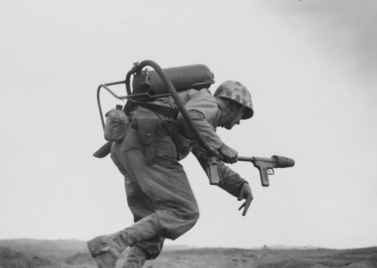 Một điểm yếu lớn nữa của súng phun lửa là thời gian phun lửa rất ngắn, chỉ khoảng từ 20 đến 30 giây sử dụng; nhưng người lính sau đó vẫn phải mang theo thùng nhiên liệu nặng nề trên lưng, để cơ động về tuyến sau, nạp tiếp nhiên liệu cho lần chiến đấu tiếp theo.