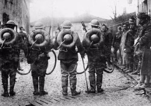 Các loại vũ khí lửa này tiếp tục được sử dụng để chống lại Quân đội Anh tham chiến trên đất Pháp vào mùa hè năm 1915; và điều này đã thuyết phục người Đức triển khai khẩu súng phun lửa Flammenwerfer trên khắp các mặt trận.