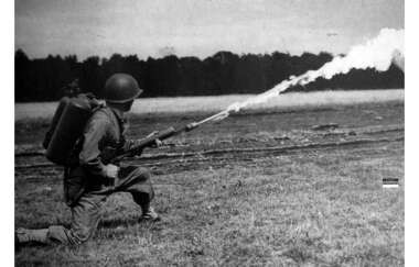 Thông thường súng phun lửa chỉ được sử dụng khi hỏa lực bộ binh của phe ta áp đảo so với phe địch, đối phương không thể bắn trả được hoặc chống trả một cách cầm chừng, trong trường hợp hỏa lực của đối phương quá dữ dội thì việc đưa súng phun lửa tiếp cận lại gần không khác nào một mệnh lệnh cảm tử.