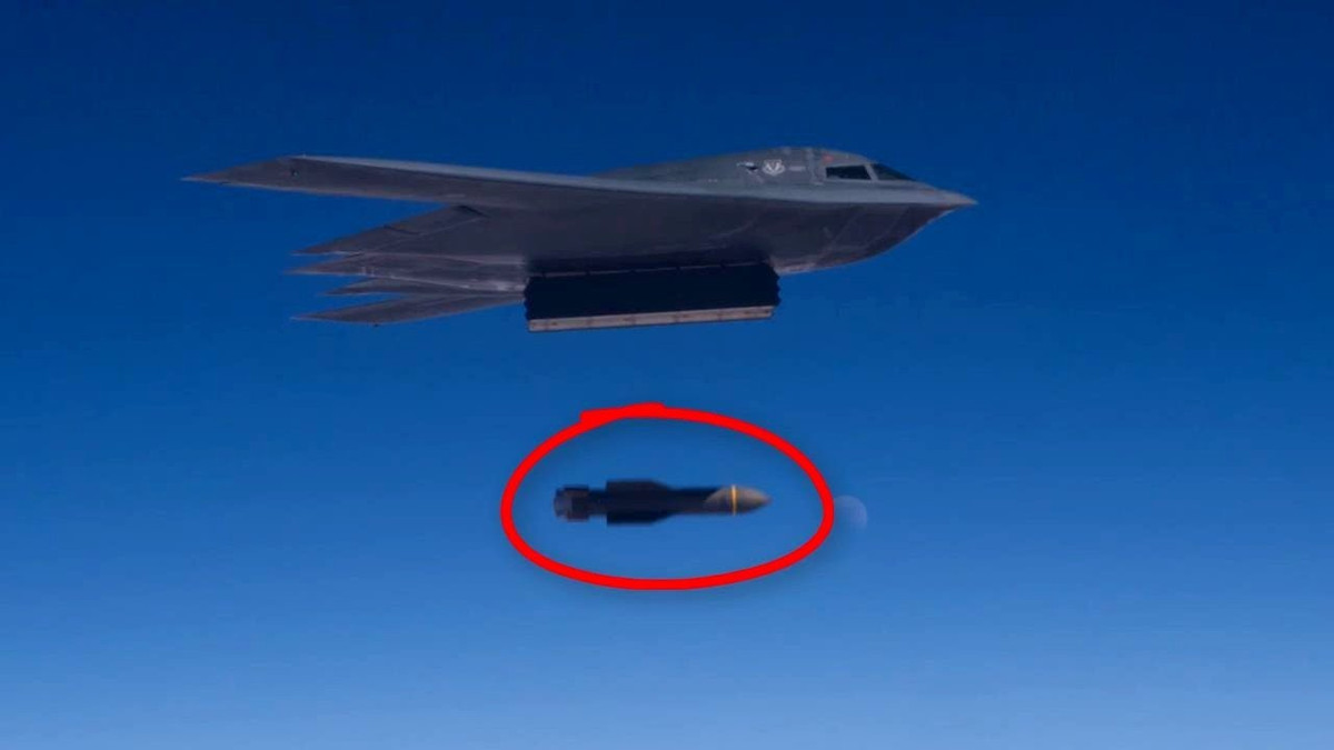 Ví dụ vũ khí chính của máy bay ném bom tàng hình B-2 là bom trọng lực dẫn đường bằng vệ tinh nặng 900 kg. Để tấn công các mục tiêu mặt đất, F-22 và F-35 dựa vào một quả bom dẫn đường có cánh, nặng 225 kg, có thể bay tới 60 dặm trong điều kiện tối ưu.