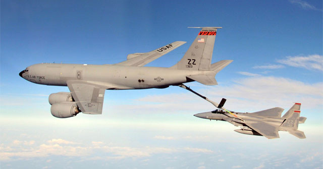 Ngoại trừ máy bay ném bom tàng hình B-2 có thể bay vài nghìn km bằng nhiên liệu có sẵn trong máy bay; nhưng F-22 và F-35 có số lượng nhiên liệu khiêm tốn, buộc chúng phải thường xuyên tiếp nhiên liệu từ các máy bay tiếp dầu trên không; mà đây là mục tiêu dễ bị tiêu diệt từ xa.