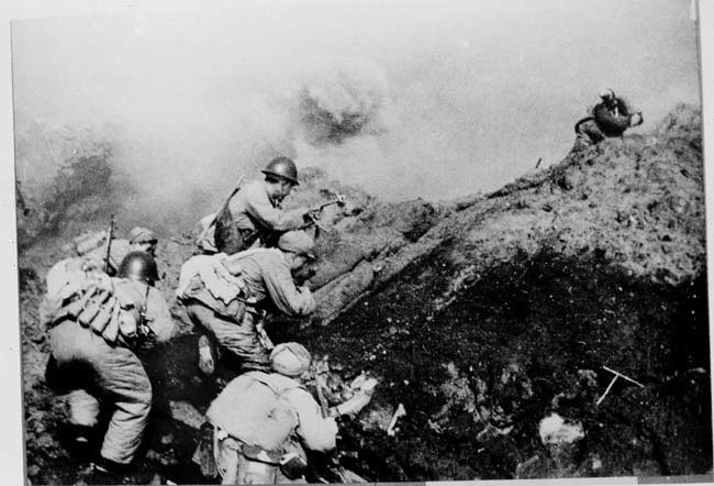 Vào thời điểm này, hầu hết hỏa lực của quân Quốc dân đảng trên đảo Nhất Giang Sơn đã cơ bản bị dập tắt, mặc dù pháo binh phòng thủ đảo vẫn đánh chìm một tàu đổ bộ của PLA, làm hư hại 21 chiếc khác và làm bị chết và bị thương hơn một trăm thủy thủ PLA.