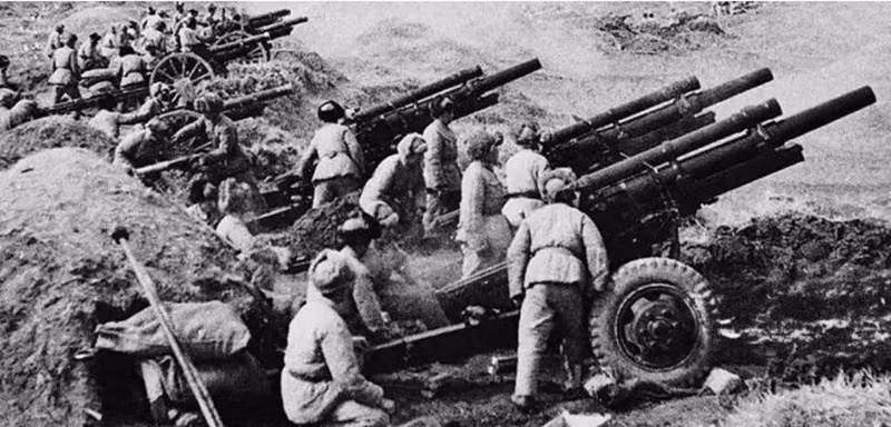 Sau màn pháo kích dữ dội là cuộc tấn công đổ bộ của PLA lên đảo Nhất Giang Sơn, được bắt đầu từ 2 giờ chiều, với sự tham gia của 3.000 quân, thuộc Trung đoàn bộ binh 178 và một tiểu đoàn của Sư đoàn 180. Hạm đội có 140 tàu đổ bộ và tàu vận tải, được hộ tống bởi bốn tàu khu trục nhỏ, hai tàu pháo và sáu tàu pháo tên lửa.