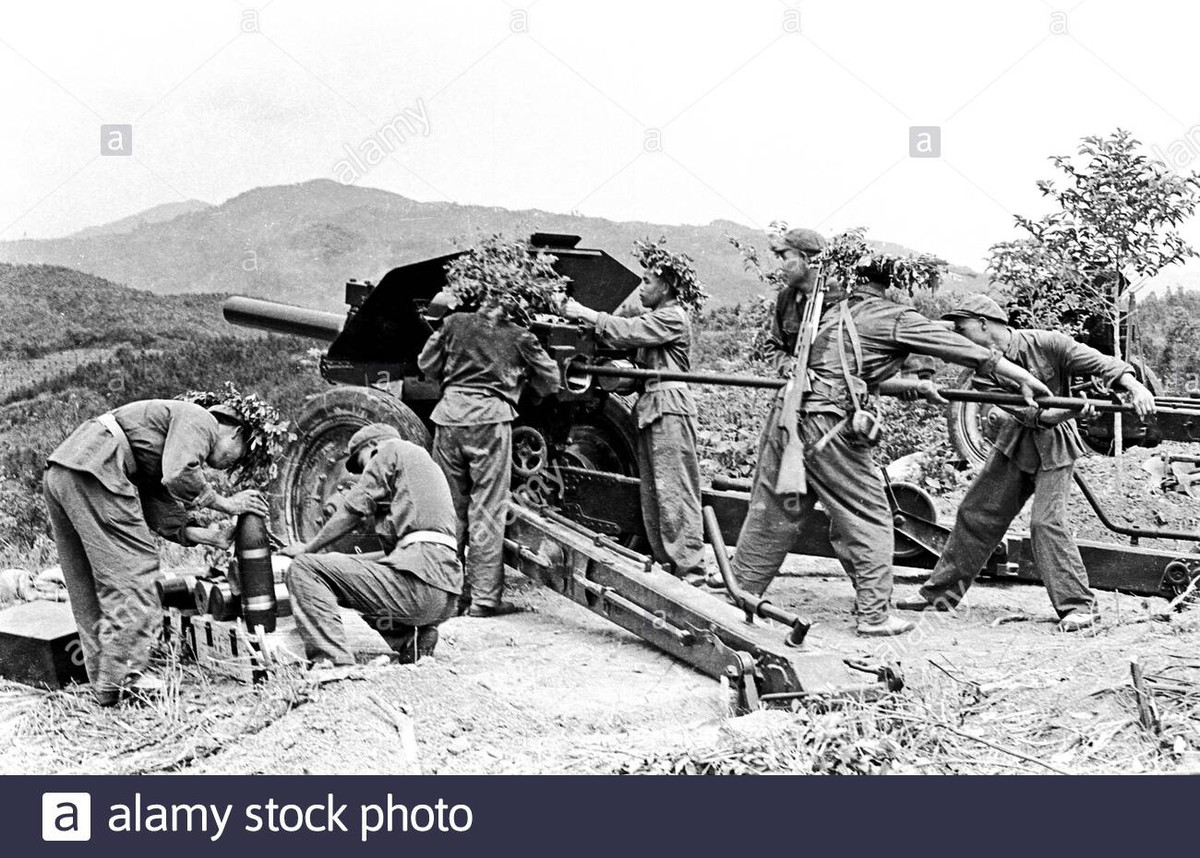 Trên hướng tiến công chủ yếu chiếm đảo, do các binh sĩ của Trung đoàn 180 thực hiện, đổ bộ lên bãi biển phía nam lúc 2:30 chiều; mũi thứ yếu là một tiểu đoàn, của sư đoàn 178 đổ bộ ở phía bắc. Các bãi đổ bộ có tổng chiều ngang không quá 1.000 mét; tuy nhiên hỏa từ hai tổ súng máy còn nguyên vẹn, đã gây ra nhiều thương vong cho quân PLA.