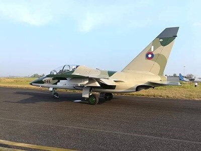 Đối với đối thủ tiềm năng của Campuchia là Không quân Lào, cả hai quốc gia đang có những tranh chấp ở khu vực biên giới chung. Lực lượng này đang vận hành khoảng 6 chiếc Yak-130 nhập khẩu từ Nga. Dẫu cho cả hai loại Yak-130 và FTC-2000G đều là máy bay huấn luyện, Yak-130 vẫn hoàn toàn vượt trội về mọi mặt. Để có thể so sánh với Yak-130, Trung Quốc có sản phẩm tương tự là JL-10 hay phiên bản xuất khẩu là L-15. Dẫu vậy JL-10 vẫn chỉ mới đạt ở mức độ tiệm cận Yak-130.